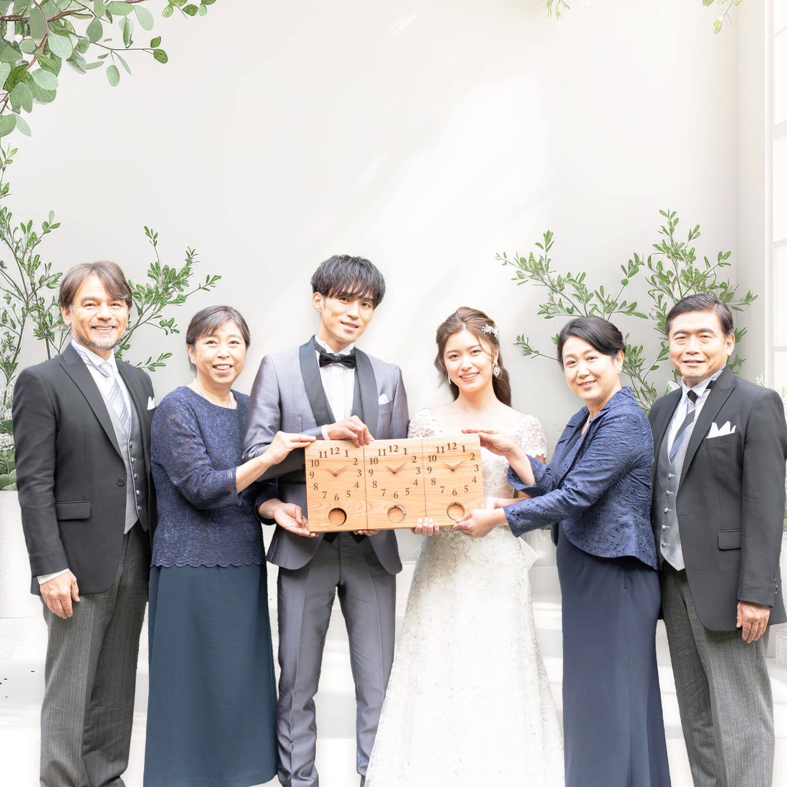 結婚式の両親プレゼント、木目がつながる三連時計は、それぞれの家族に寄り添います