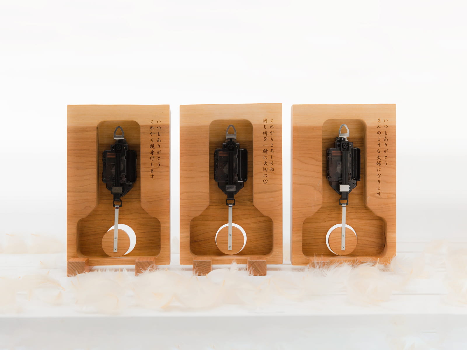 結婚式の両親プレゼント、木目がつながる三連時計は、それぞれの家族に寄り添います