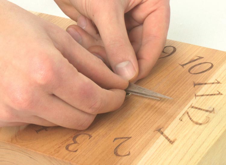 結婚式の両親プレゼント。つながる木目が心をつなげて想いとなる。木の暮らしだけの本物の三連時計