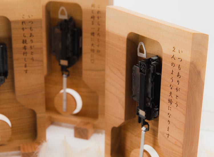 結婚式の両親プレゼント。つながる木目が心をつなげて想いとなる。木の暮らしだけの本物の三連時計