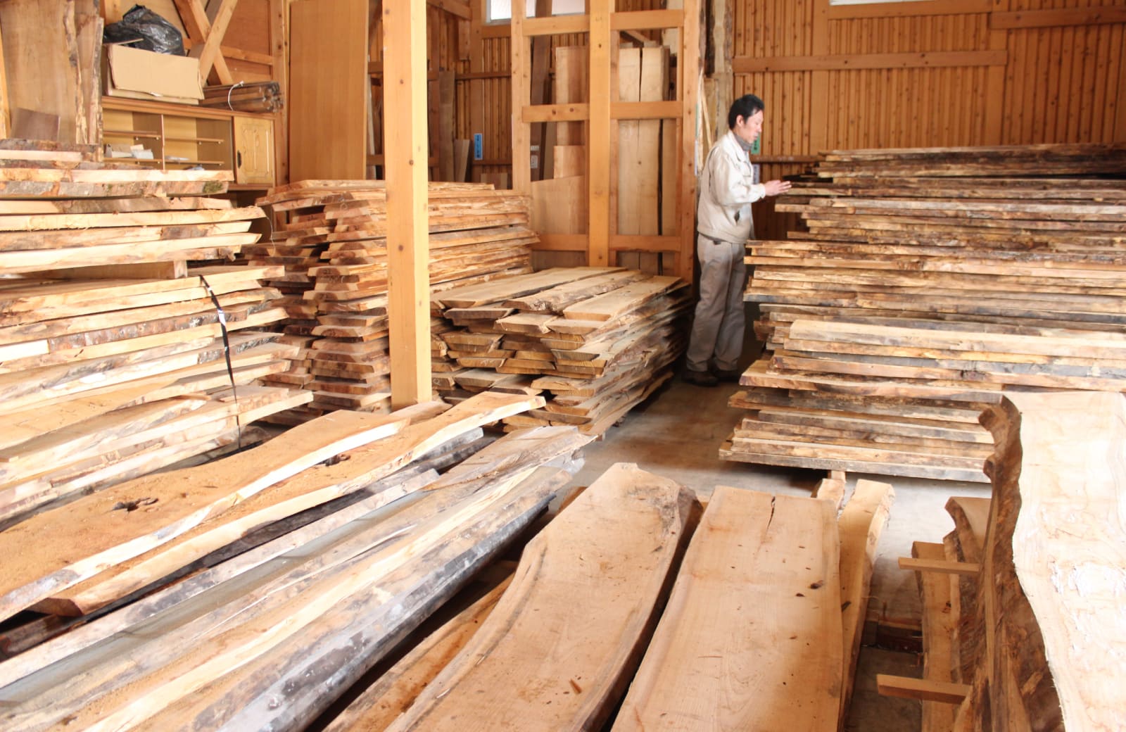 木材の仕入れには職人が直接出向き、産地や品質を確認しながら仕入れを行っています