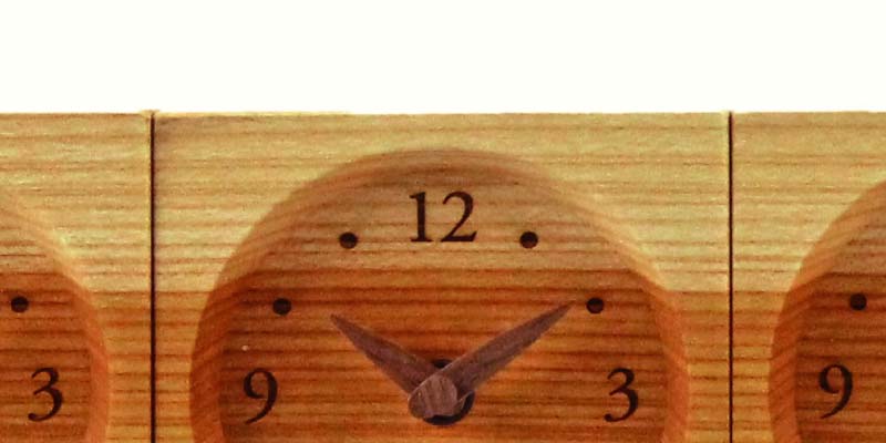 天然の無垢材で作られた世界にひとつだけの時計。つながる木目が心をつなげて想いとなる。木の暮らしの木目がつながる卒業記念品